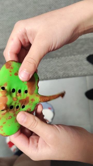 скат меняет цвет