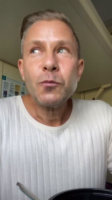 Рубрика лайфхаки стала любимой на YT  Поезд Москва-Симферополь горит на гастроли по расписанию!
