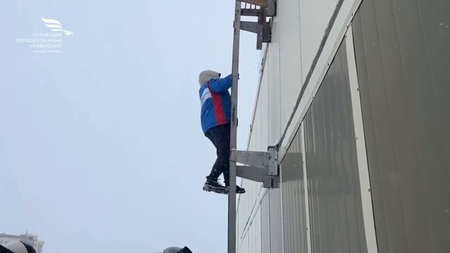 Сотрудники ОГУ имени И.С. Тургенева приняли участие в уборке снега