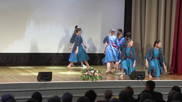 А река течет исп. танцевальный коллектив Сюрприз ЦКД Вернисаж. Авторы. М.Андреев И.Матвиенко.