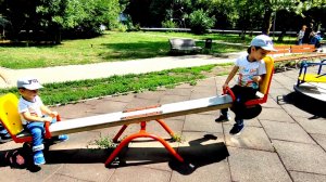 Эрик и Марк играют на детской площадке.