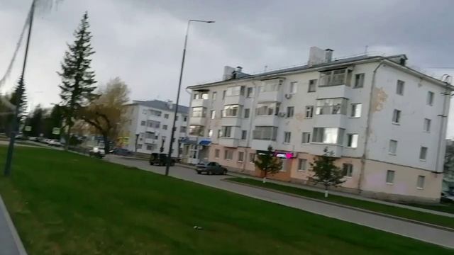 Вдали закат средь туч лелеем