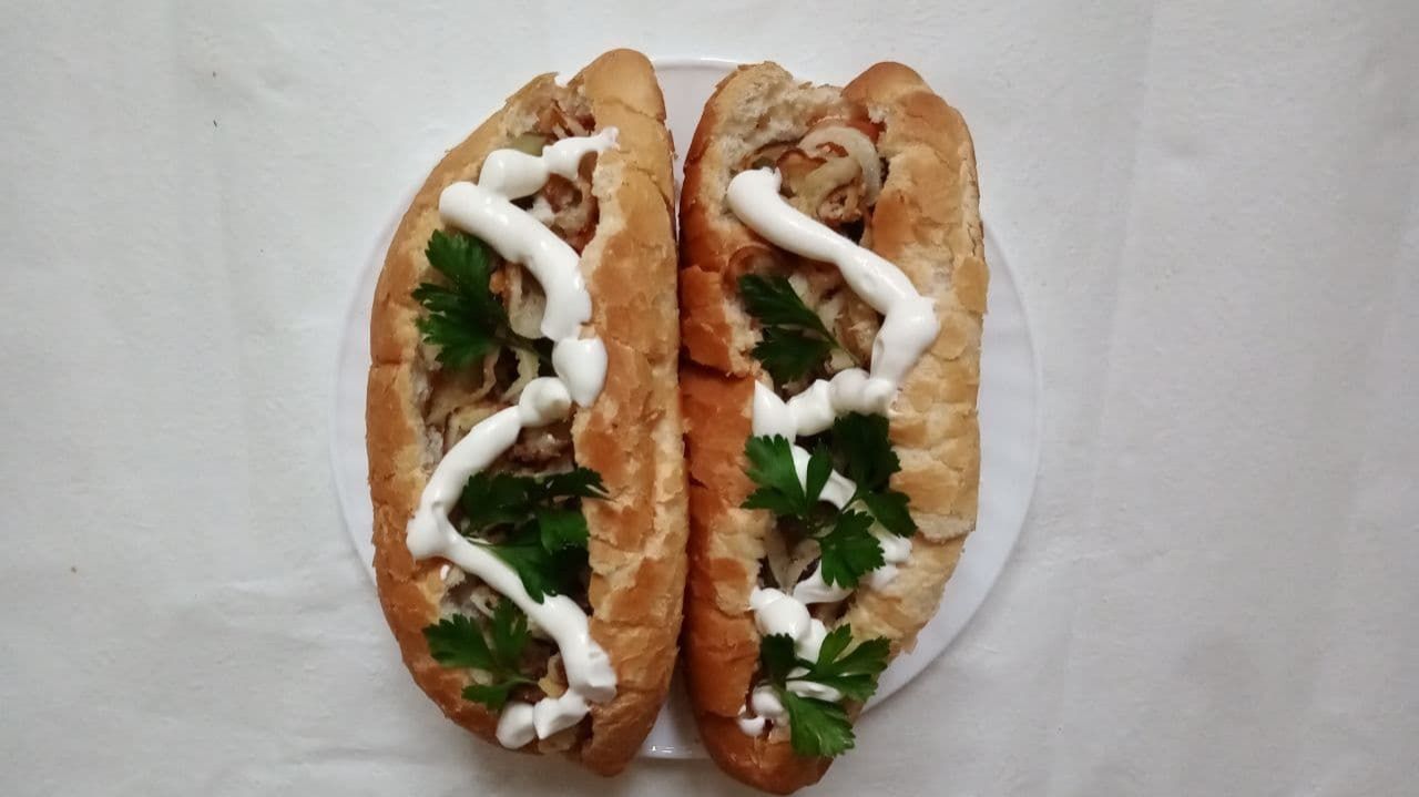 Пикантный хот-дог с огурцом