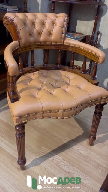 Кресло для руководителя коричневое МИГ365 из красного дерева от фабрики Satin Furniture (Индонезия)