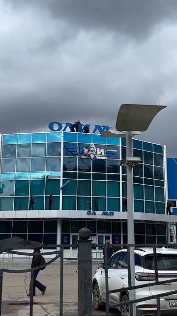 Голый шиз решил покорить Олимп и залез на вывеску авиационного университета Казани