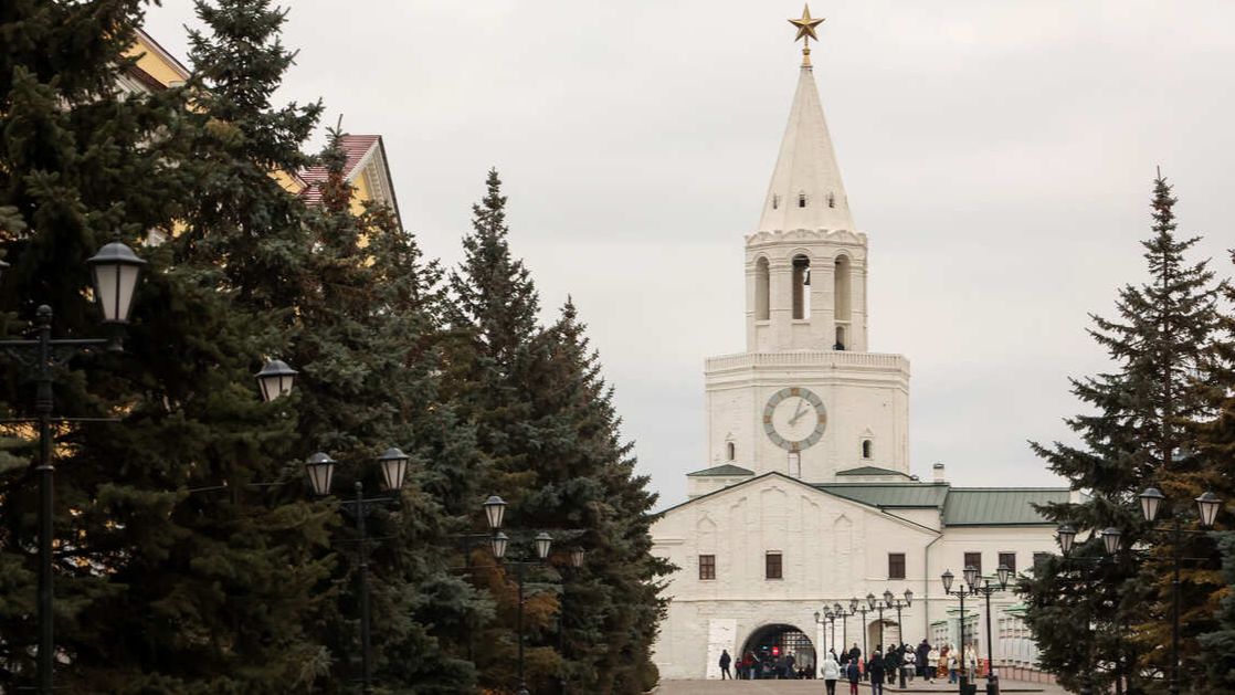 Ветер сорвал стрелку часов с башни Казанского Кремля