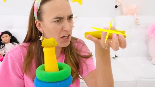 Крис и мама играют с кинетическим песком