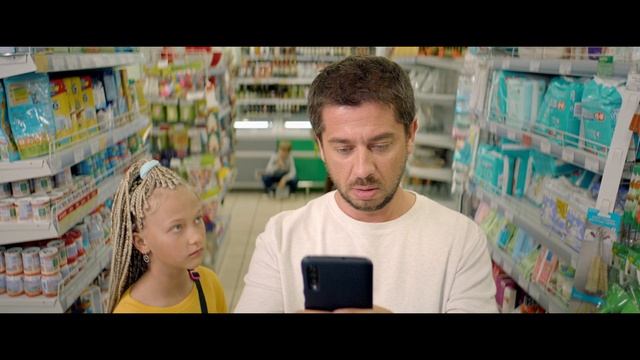 Фильм Батя 2021стрижка налысо тупой механической машинкой ради экономии