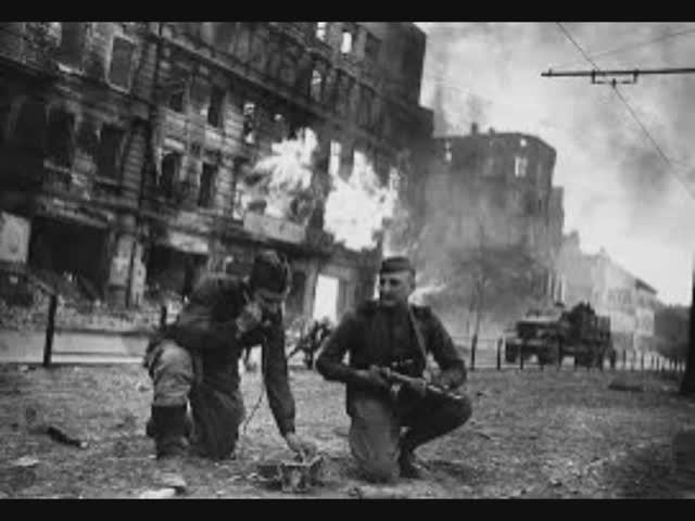 81 год назад - Советские воины водрузили Знамя Победы над рейхстагом в Берлине