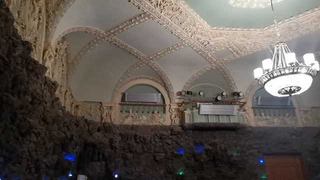 Архитектура красивого потолка и стен  зала-кафе "Грот" Театра Музкомедии Санкт-Петербурга.