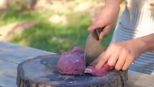 Женщина, живущая в изолированной горной деревне,