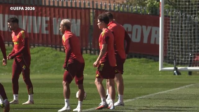 Ноттингем Форест тренируется перед матчем с Астон Виллой в Лиге Европы УЕФА