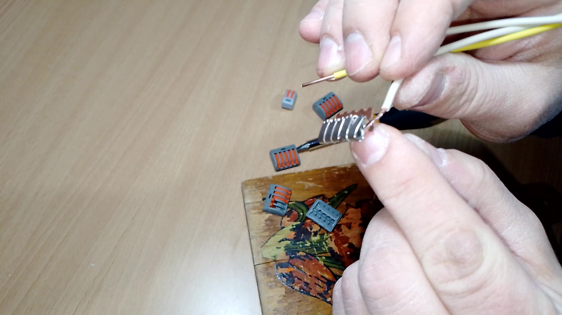 Соединение проводов безвинтовыми клеммниками. Замена электропроводки серия 17.