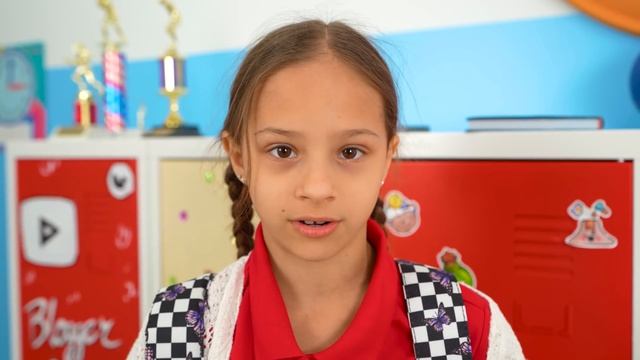 Настя поддерживает новичков в первый день учебы