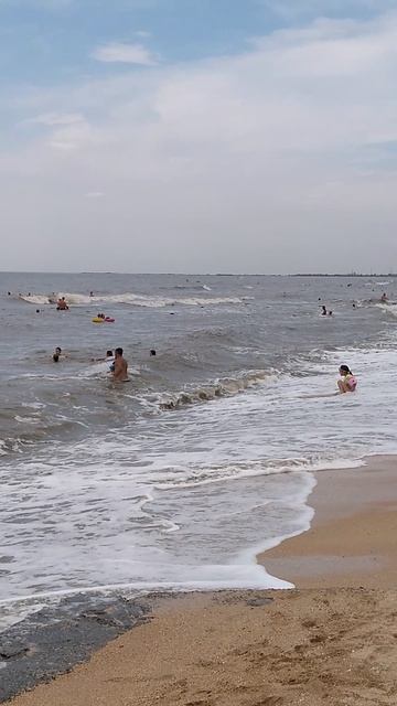 Все купаются и веселятся на Азовском море в станице Голубицкая