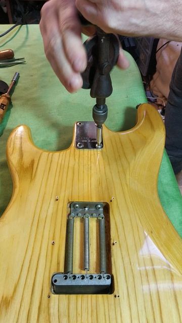 Теперь смело можно прикручивать гриф. Ремонт гитар DEmelyanov Денис Емельянов