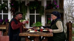 Куриные рулетики с овощами и сыром. Легкая домашняя еда из сельской местности. Кухня Азербайджана