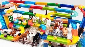 Мультики для детей.  Милые зверюшки наблюдают за гонками шариков 😱. Смотреть Мультики для малышей