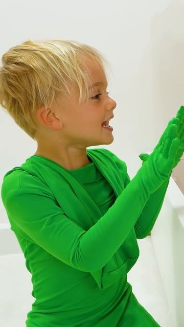 Крис притворяется призраком