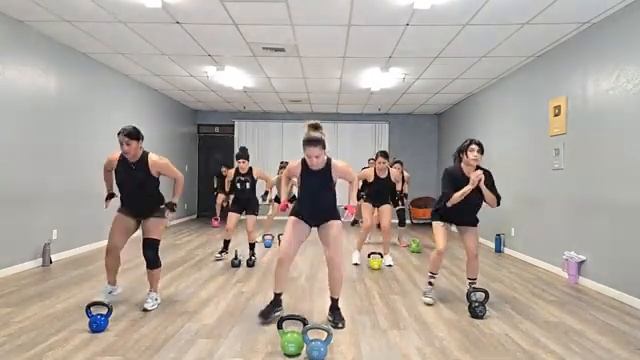 CARDIO DANCE WITH CLAU & PATY Está En Vivo