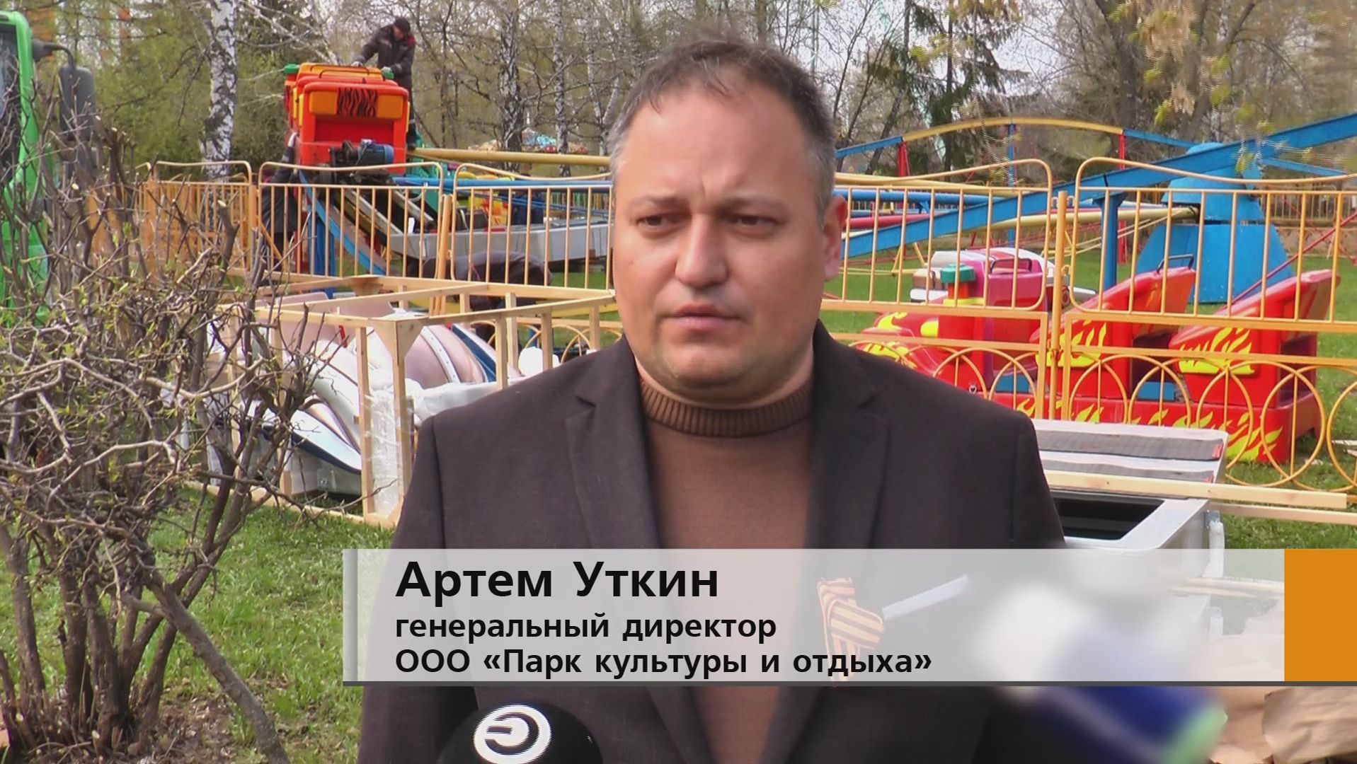 Красят заборы на разделительной полосе приводят в порядок подземные переходы