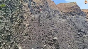 Строительство, шахтёры сбрасывают песок со стен карьера