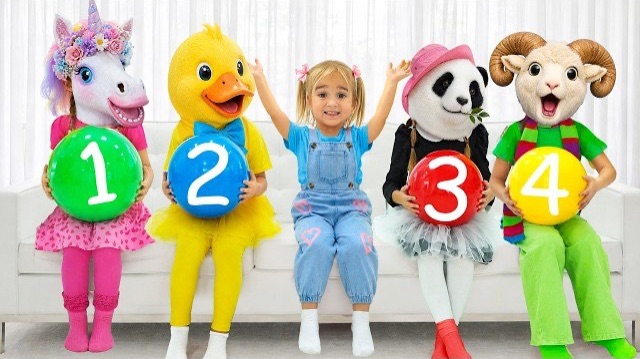 История о пяти масках животных: Миа притворяется животным и играет в прятки с тётей.