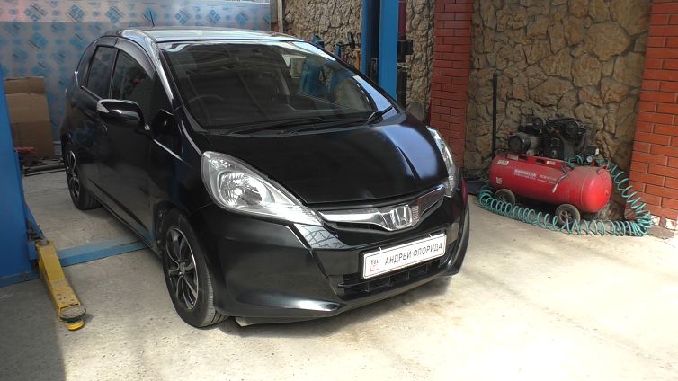 Замена передних тормозных колодок на Honda FIT 1,5 Хонда Фит 2009 года