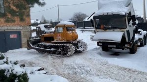 Бульдозер ДТ-75Б грёбёт снег! Легендарный трактор из СССР