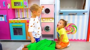 Влад и Никита играют в прятки