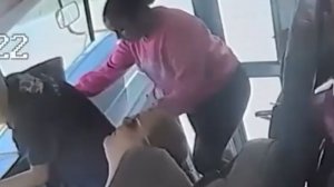 В США школьники помогли остановить автобус, водителю которого стало плохо за рулем