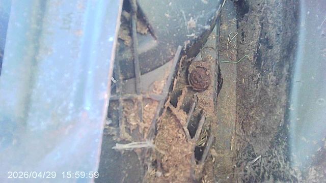 Ремонт газонокосилки YT5139: поиск крепления платформы мотора