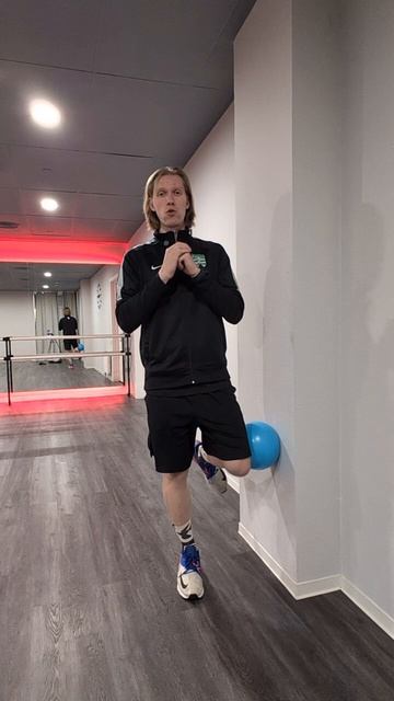 Упражнение для ягодиц с мячом  делай прямо сейчас