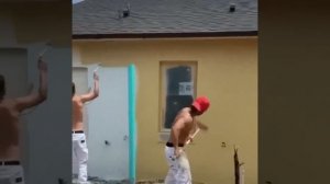 Второй просто делает вид, что много работает