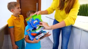 Влад и Никита играют с детскими машинками   Hot Wheels City Слайм Челлендж