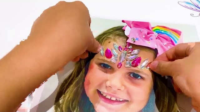 Катя и Макс играют в игры из компьютера