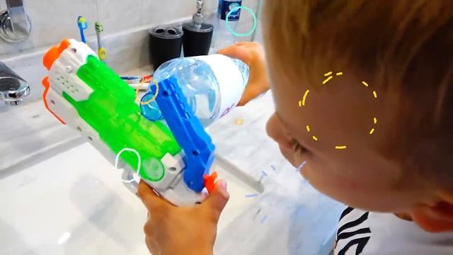 Крис и мама показывают, как важно мыть руки