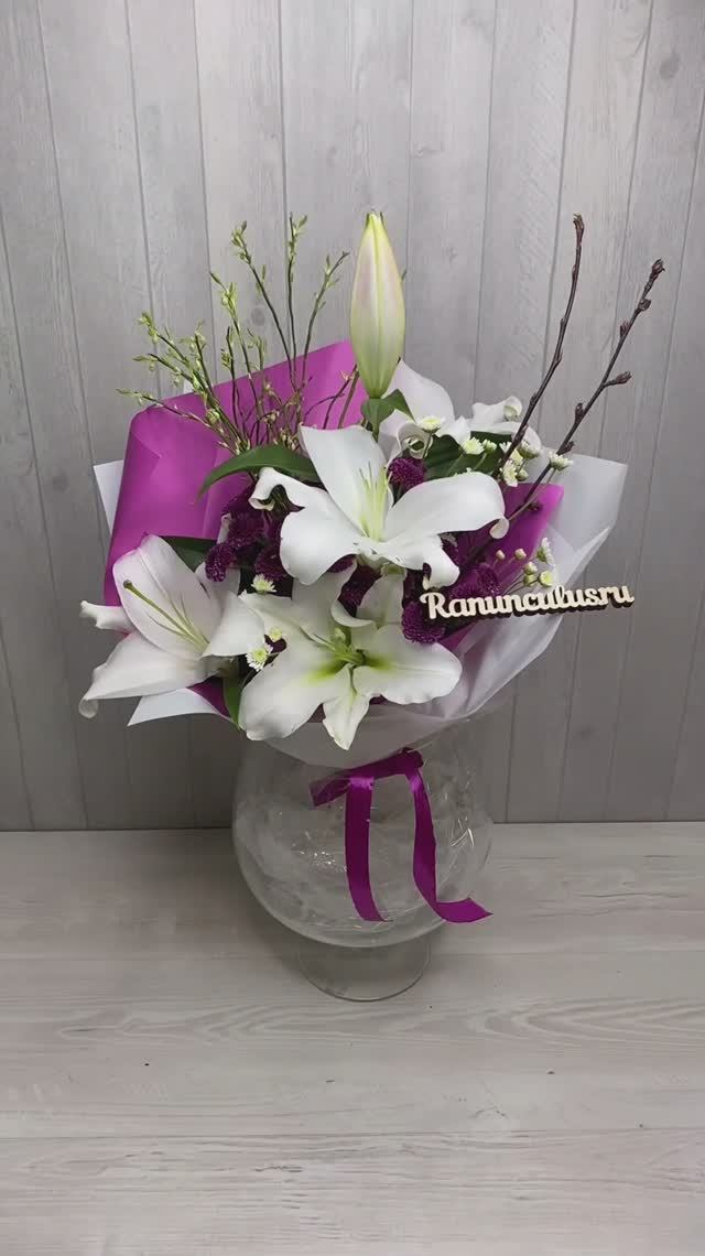 Букет из белых лилий и хризантем