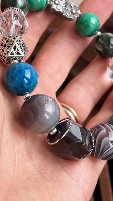 Браслет : Гранат, агат, апатит, прозрачный кварц, серафинит, малахит