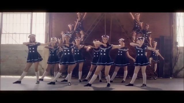 Молоденькие девушки красиво танцуют.