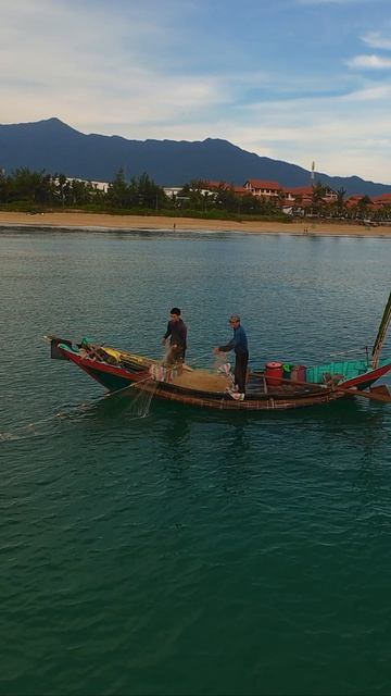 Традиционная ловля дрифтерными сетями во Вьетнаме  съёмка DJI Avata