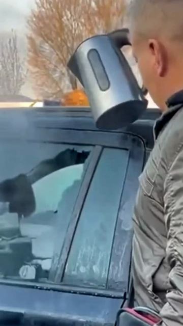 Отогрел стекла на авто