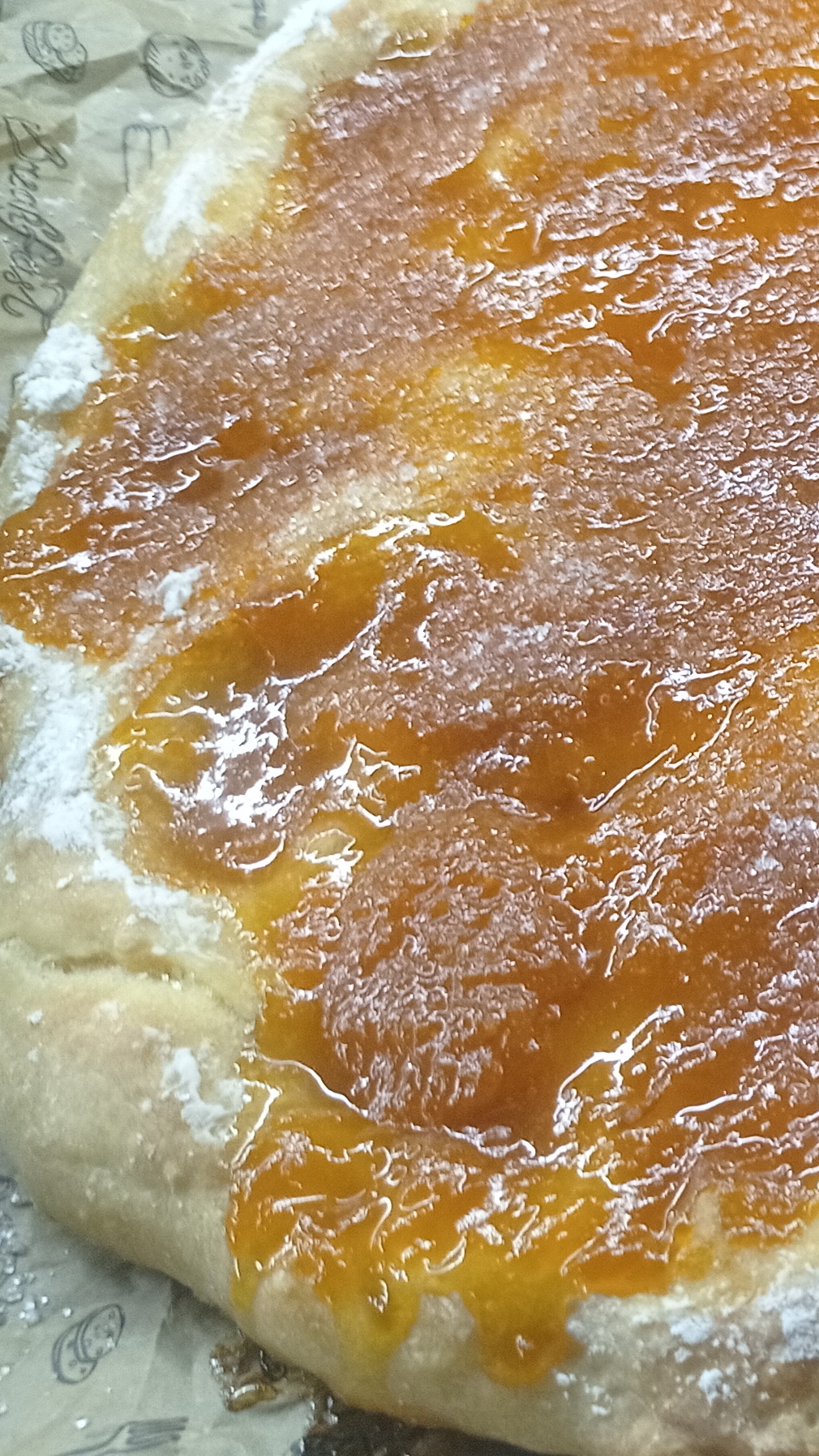 Пирог с абрикосом под сахарной карамелью