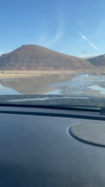 Каждую весну, вода выходит из берегов//и у нас начинается проблема //нам не проехать порой до дачи!!