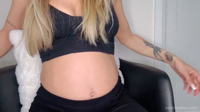 худая девушка раздула живот воздухом