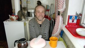 Обед с котями. Циля раскаялась в своих злодеяниях. Мукбанг. Обжор. Еда на камеру. Диета. Шизофрения.