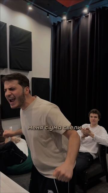 Задний фон всегда интереснее,согласитесь😁 RUBI - «Без повода влюблен»