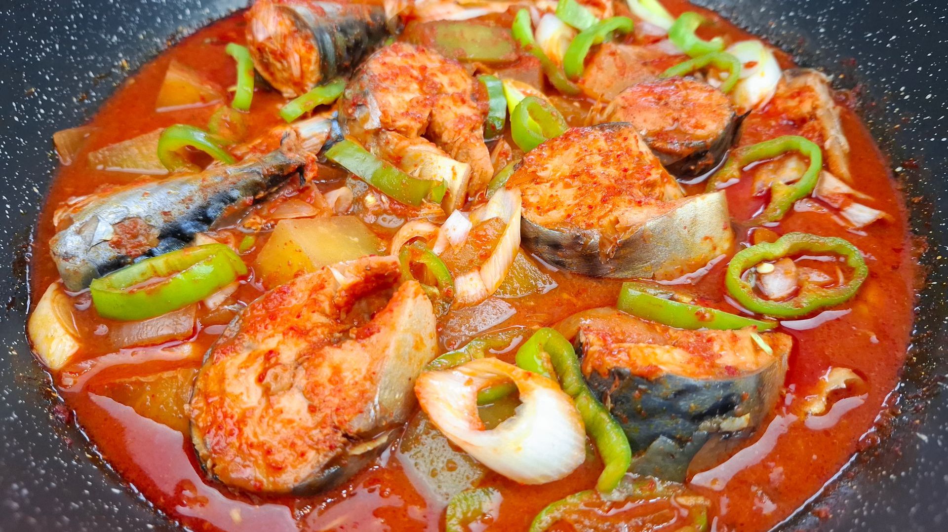 Рыба по-корейски! Тушеная скумбрия на сковороде - Кодыно Чорим