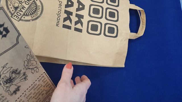 Различие пакетов из крафт бумаги с плоскими и кручеными ручками с логотипом