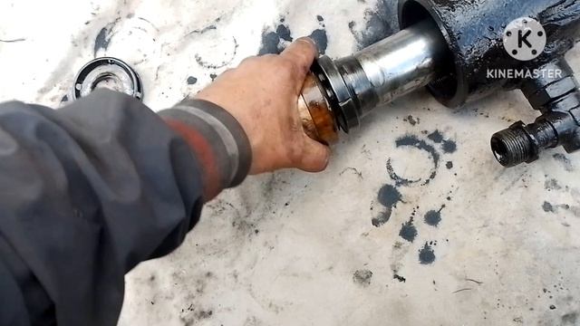 Первая шабашка на юмз и косяк отказал ковш. Разбираю гидроцилиндр ковша.